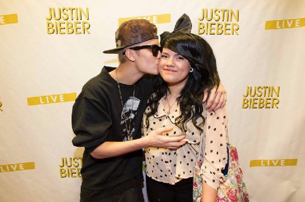 Justin Bieber agarra seio de fã Justin Bieber agarra seio de fã